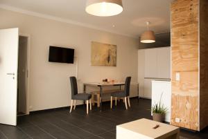 a kitchen and dining room with a table and chairs at SALITEREI Ferienhaus im Herzen des Seewinkels in Frauenkirchen
