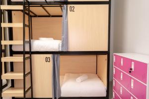 Code Hostel at Kampong Glam客房内的一张或多张床位