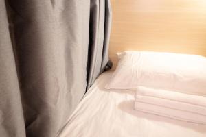 Code Hostel at Kampong Glam客房内的一张或多张床位