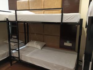 Letto o letti in una camera di The Bunkk Inn Hotel & Restaurant