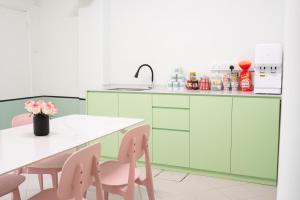 Code Hostel at Kampong Glam的厨房或小厨房
