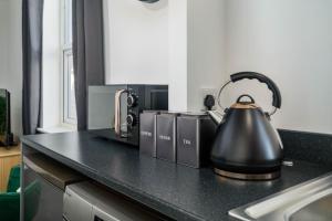 Παροχές για τσάι/καφέ στο 2 Bedroom Home Leeds Contractor Stay Free Parking WIFI & Netflix