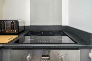 Η κουζίνα ή μικρή κουζίνα στο 2 Bedroom Home Leeds Contractor Stay Free Parking WIFI & Netflix