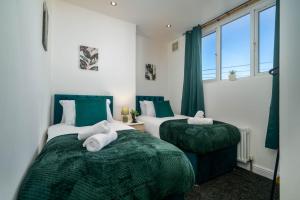 Ένα ή περισσότερα κρεβάτια σε δωμάτιο στο 2 Bedroom Home Leeds Contractor Stay Free Parking WIFI & Netflix