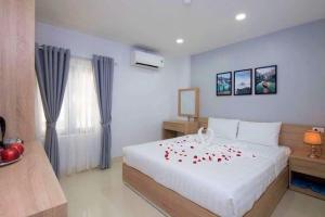 A bed or beds in a room at Luna House Hotel