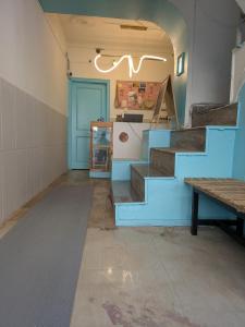 Kuchyň nebo kuchyňský kout v ubytování Serendipity Hostel & Cats Cafe