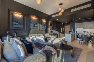 un soggiorno con divani bianchi e tavolo di Brand New LUXE Downtown Dubai 46th Floor a Dubai