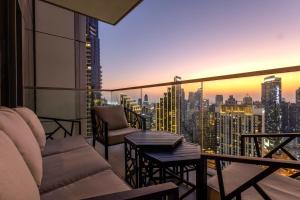 un balcone con sedie e vista sulla città di Brand New LUXE Downtown Dubai 46th Floor a Dubai