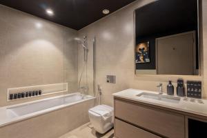 un bagno con vasca, WC e lavandino di Brand New LUXE Downtown Dubai 46th Floor a Dubai Altre 53 foto