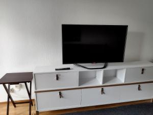 TV a/nebo společenská místnost v ubytování Your Second home- In Heart of City