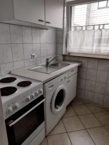 Kuchyň nebo kuchyňský kout v ubytování Your Second home- In Heart of City