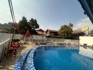 Bazén v ubytování Vang Vieng Sky Mountain View Hotel nebo v jeho okolí