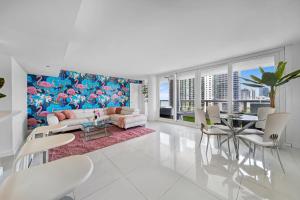 ein Wohnzimmer mit Sofa, Tisch und Stühlen in der Unterkunft The Grand Wonder Biscayne in Miami