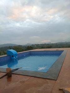 Bazén v ubytování Riverside Resort Yelagiri nebo v jeho okolí