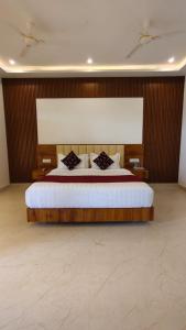 Postel nebo postele na pokoji v ubytování Riverside Resort Yelagiri