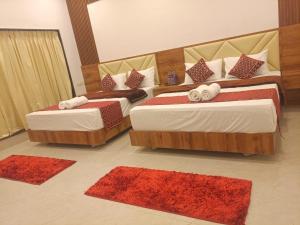 Postel nebo postele na pokoji v ubytování Riverside Resort Yelagiri