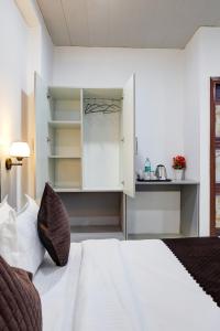 Postel nebo postele na pokoji v ubytování Hotel Warm Welcome Inn - Noida Sector 26