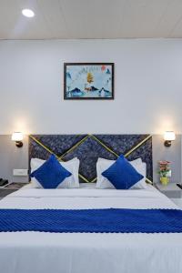 Postel nebo postele na pokoji v ubytování Hotel Warm Welcome Inn - Noida Sector 26