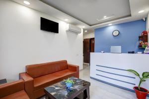 TV a/nebo společenská místnost v ubytování Hotel Warm Welcome Inn - Noida Sector 26
