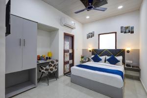 Postel nebo postele na pokoji v ubytování Hotel Warm Welcome Inn - Noida Sector 26