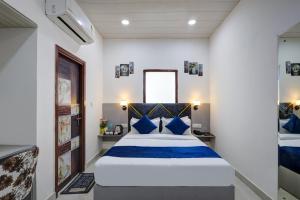 Postel nebo postele na pokoji v ubytování Hotel Warm Welcome Inn - Noida Sector 26