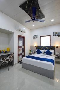 Postel nebo postele na pokoji v ubytování Hotel Warm Welcome Inn - Noida Sector 26