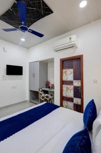 Postel nebo postele na pokoji v ubytování Hotel Warm Welcome Inn - Noida Sector 26