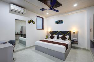 Postel nebo postele na pokoji v ubytování Hotel Warm Welcome Inn - Noida Sector 26