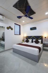Postel nebo postele na pokoji v ubytování Hotel Warm Welcome Inn - Noida Sector 26