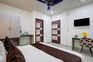 TV a/nebo společenská místnost v ubytování Hotel Warm Welcome Inn - Noida Sector 26