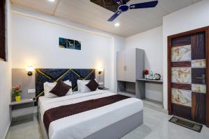 Postel nebo postele na pokoji v ubytování Hotel Warm Welcome Inn - Noida Sector 26