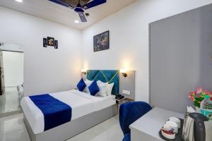 Postel nebo postele na pokoji v ubytování Hotel Warm Welcome Inn - Noida Sector 26