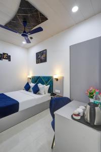 Postel nebo postele na pokoji v ubytování Hotel Warm Welcome Inn - Noida Sector 26