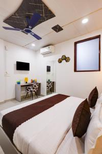 Postel nebo postele na pokoji v ubytování Hotel Warm Welcome Inn - Noida Sector 26