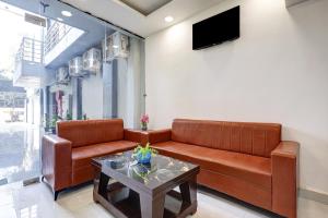 TV a/nebo společenská místnost v ubytování Hotel Warm Welcome Inn - Noida Sector 26