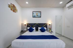 Postel nebo postele na pokoji v ubytování Hotel Warm Welcome Inn - Noida Sector 26