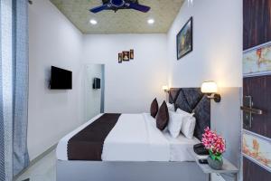 Postel nebo postele na pokoji v ubytování Hotel Warm Welcome Inn - Noida Sector 26