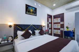 Postel nebo postele na pokoji v ubytování Hotel Warm Welcome Inn - Noida Sector 26