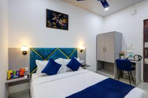 Postel nebo postele na pokoji v ubytování Hotel Warm Welcome Inn - Noida Sector 26 + 37 fotografií