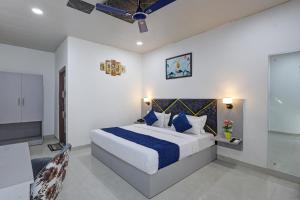 Postel nebo postele na pokoji v ubytování Hotel Warm Welcome Inn - Noida Sector 26