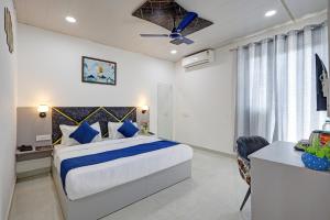 Postel nebo postele na pokoji v ubytování Hotel Warm Welcome Inn - Noida Sector 26