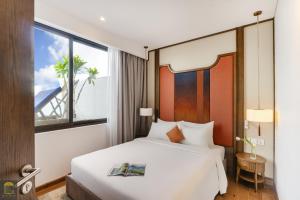 une chambre avec un grand lit blanc avec une fenêtre dans l'établissement Heaven Dreamscape Hotel, à Mui Ne 72 autres photos