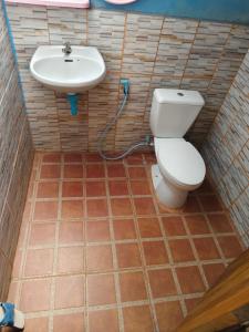 Koupelna v ubytování Rimna Banpark 4 ริมนาบ้านพัก4
