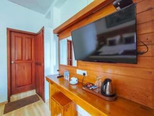 Příslušenství pro přípravu čaje a kávy v ubytování Kandyan View Holiday Bungalow'' FREE PICKUP FROM KANDY CITY''