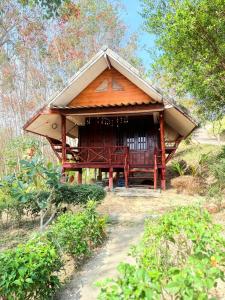 Cette petite maison est dotée d'un toit de chaume. dans l'établissement Phukhao thong, à Ban Bang Chak