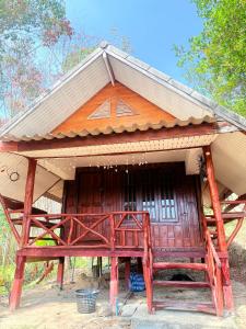 une petite cabane avec un toit en haut dans l'établissement Phukhao thong, à Ban Bang Chak