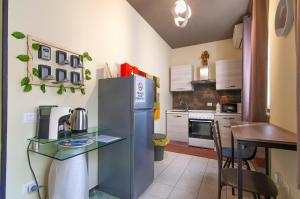 维罗纳Italstay - Nuova Residenza Romeo - Affittacamere的配有不锈钢冰箱和桌子的厨房
