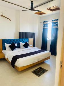 Postel nebo postele na pokoji v ubytování Hotel Neel Regency