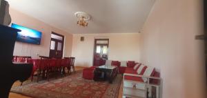 TV a/nebo společenská místnost v ubytování Moreni Guest House
