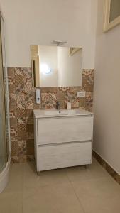 un bagno con lavandino e specchio di Saranton House a Catania Altre 83 foto